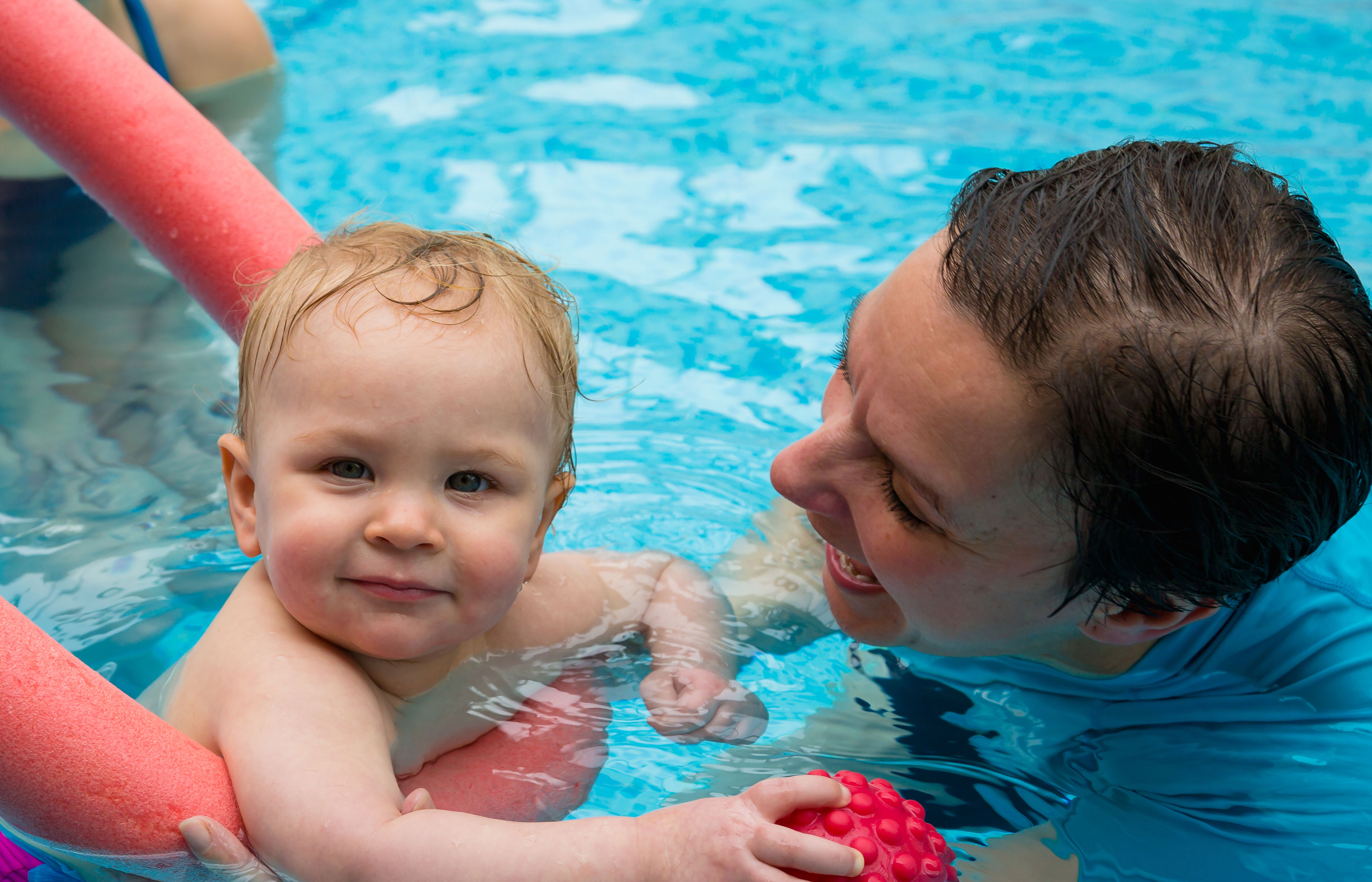 Для купания детей с дцп. Гидрокинезотерапия для детей. Оздоровительное плавание для детей. Лечебный бассейн. Плавание дети.
